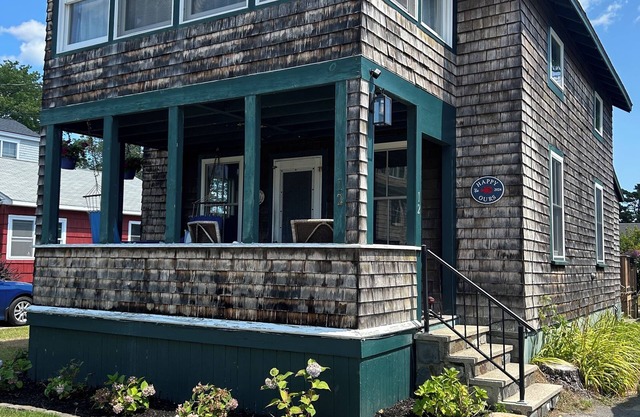 Charming Cottage Steps Away From Pine Point Beach