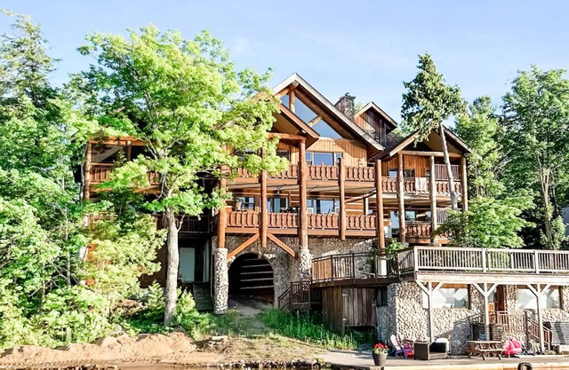 Charming Cottage Suite, superb Stoney Lake location-fabulous view, pet friendly