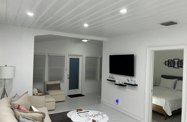 Charming cottage with AC in Boynton Beach - 2 bedrooms