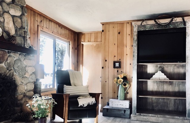 Charming Cottage in Carmel Valley .5 mile walk to downtown and hiking trails!