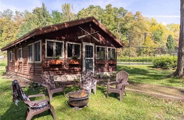 Charming cottage w/private tennis court on Skaneateles Lake