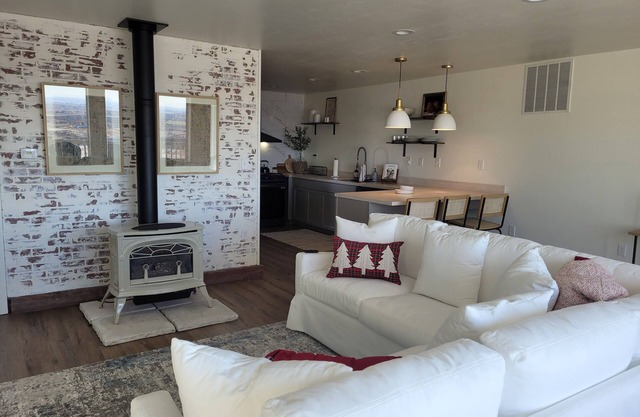 Charming Cottage with Elevated Views. Amazing Sunsets