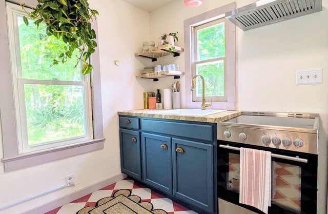 Charming Cottage with a View. Low Cleaning Fee. Close to Fort Leonard Wood.