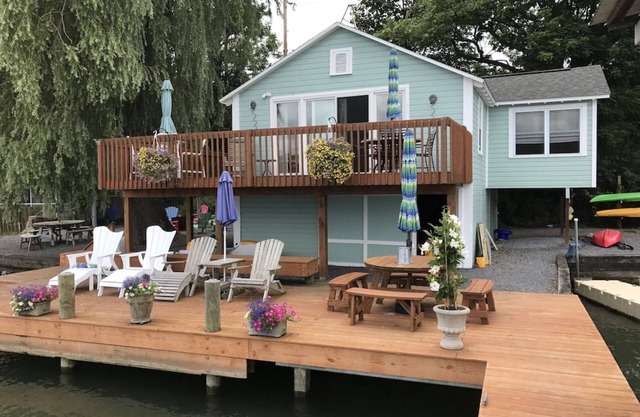 Charming Cottage with great views on Cayuga Lake in Sheldrake
