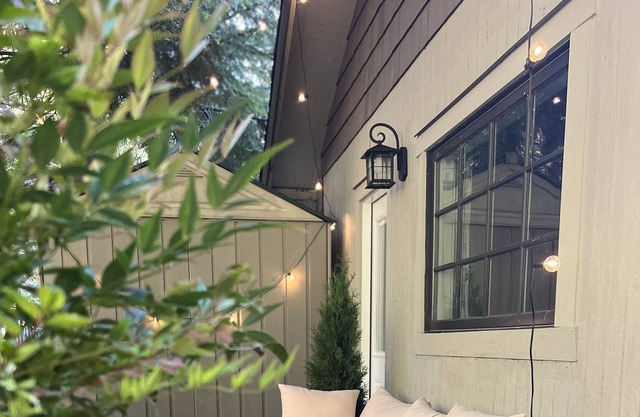 Charming cottage with private yard in walking distance to gorgeous river hike!