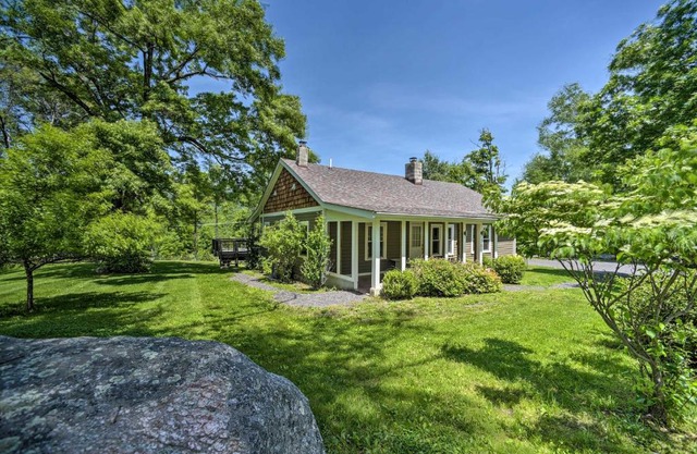 Charming Cottage with Deck Mtn and Lake Views!