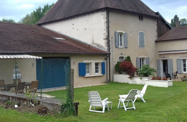 Gemütliches Ferienhaus in Isches: Kamin, Terrasse, Garage, nahe Bourbonne-les-Bains, kinderfreundlich