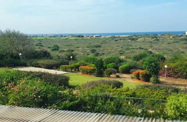 Charming cottage with garden and sea view in area with gym and pool in Caesarea