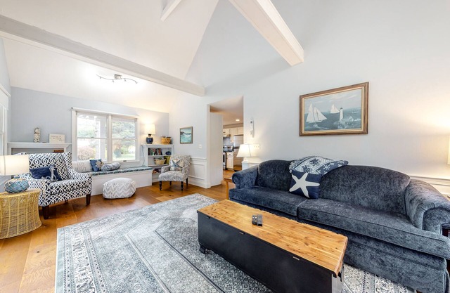 Charming cottage with deck, yard, & AC - walk to beach, Main Street, & ferry