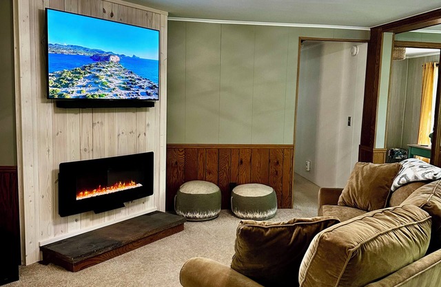 Charming cottage with hot tub & wonderful views on Wilder Creek & Starlink WiFi