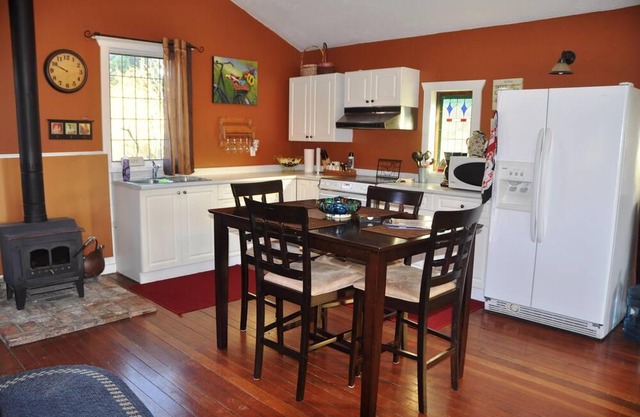 Charming Country Cottage Getaway in Yellowpoint - 15 Min to Nanaimo