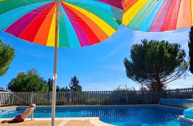 Freistehendes Haus mit Pool, Terrassen und Spielzimmer in ruhigem Weiler, nah an Sehenswürdigkeiten