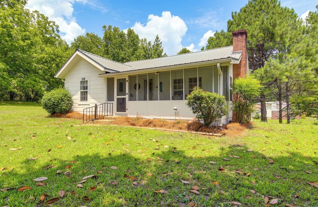 Charming Country Home w/ Yard - 14 Mi to Ole Miss!