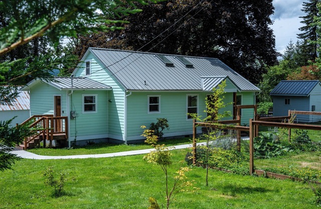 Charming Country House in Fall City, Hikers and Bikers Paradise. Pet friendly!