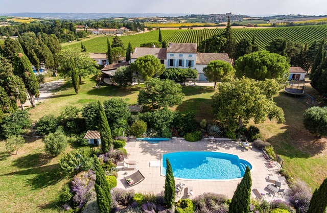 Encantadora casa de campo en una zona muy tranquila con un gran jardín y piscina privada.