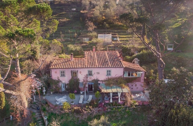 Bezauberndes Landhaus in ruhiger Lage mit fantastischer Aussicht und Pool