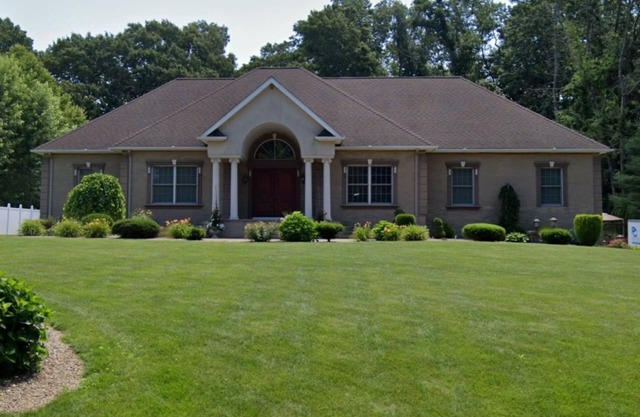 Charming Country Setting 1-bedroom apartment house in Cranston with Hot Tub