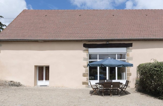Charmant gîte avec piscine et grand jardin, idéal pour familles, proche Souvigny et St Pourçain/Sioule
