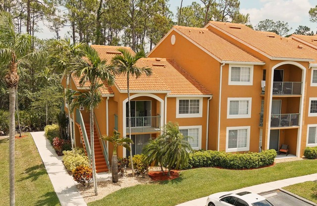 Charming & cozy 1 bedroom, 1 bathroom condo with preserve view
