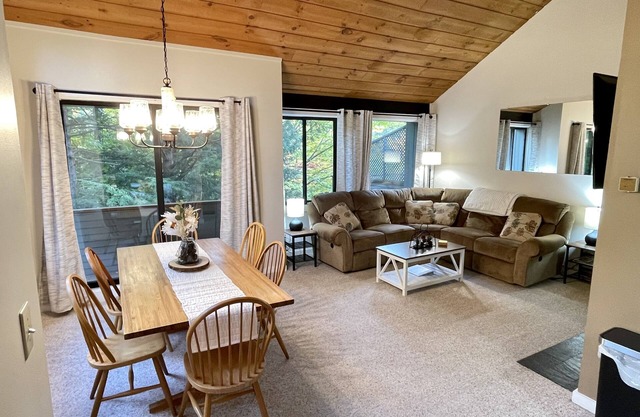 Charming & Cozy 2BR Condo with AC & Loon Mtn Views