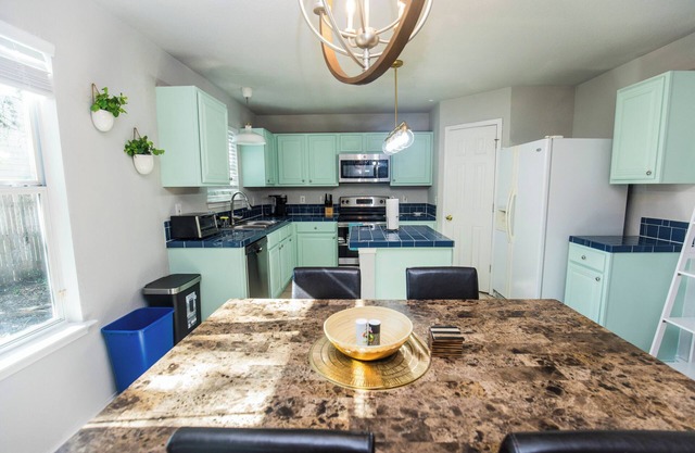 Charming Cozy 3-bedroom house UTSA/6 Flags/Riverwalk/SeaWorld in San Antonio