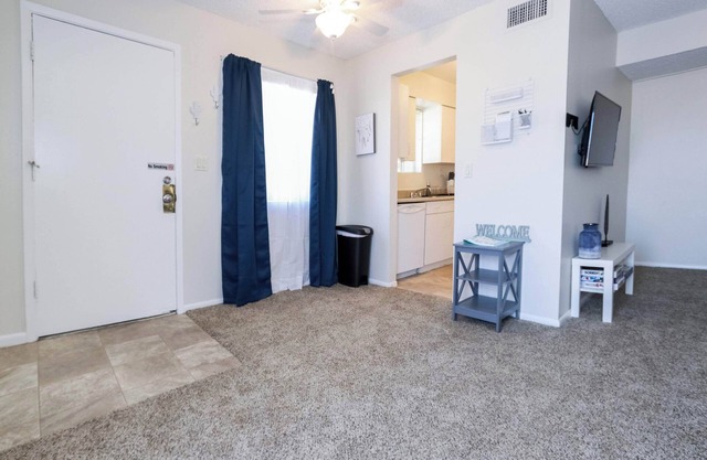 Charming Cozy 5 minutes from shopping/restaurants! 40 minutes Mountains/Hiking!