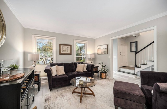 Charming, Cozy and Quiet townhome in Mount Pleasant Location Location Location!