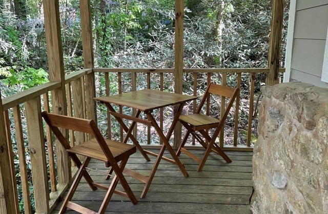 Charming, Cozy and Creekside Sassafras Mountain Cabin Near Amazing Waterfalls