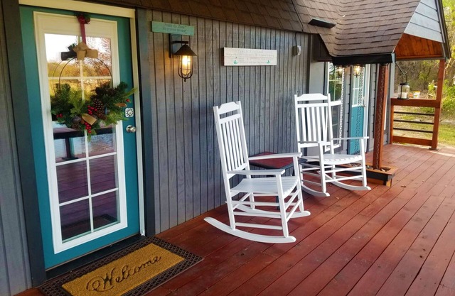 Cozy country hideaway with fishing, firepit, games