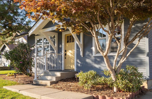 Charming Cozy Cottage with Hot Tub
