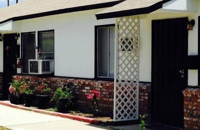 Charming Cozy Cottage/ Free Parking/ High Speed Internet