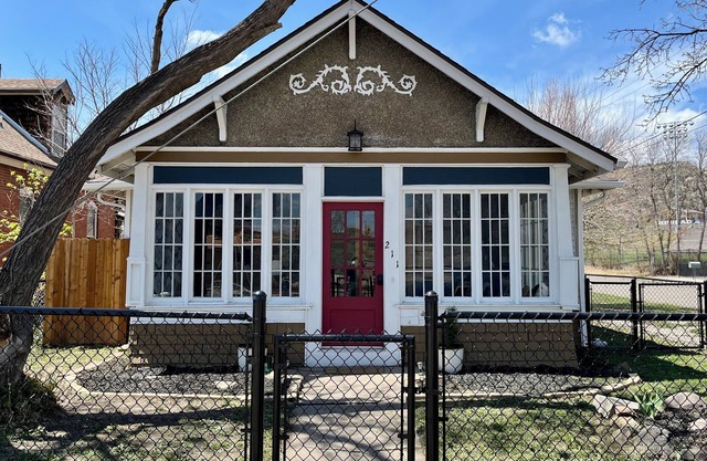 Charming & Cozy Craftsman: AC/Heat + Pets Free!