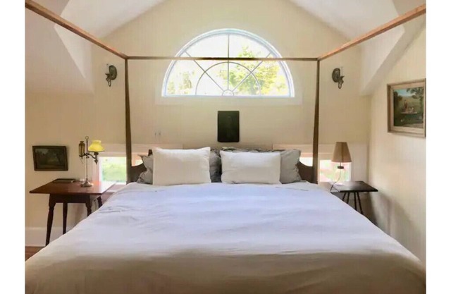 Charming, cozy, romantic 1851 Cottage All Seasons