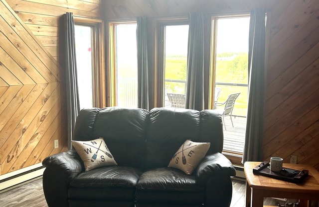 Charming creekside cottage on 2 acres w/ hot tub and king bed