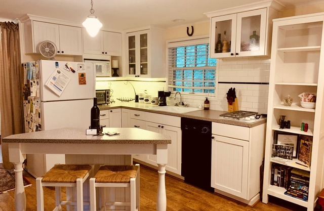 Charmantes Creekside Cottage! Entspannen Sie in der Natur und doch nur einen kurzen Spaziergang von der Stadt entfernt!