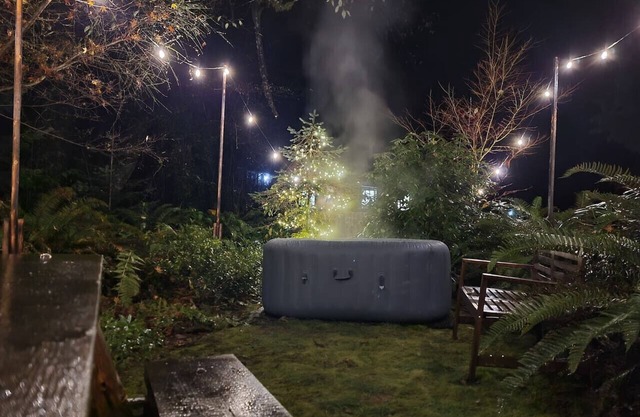 Creekside Studio with Hot Tub and Quick Ferry to Seattle