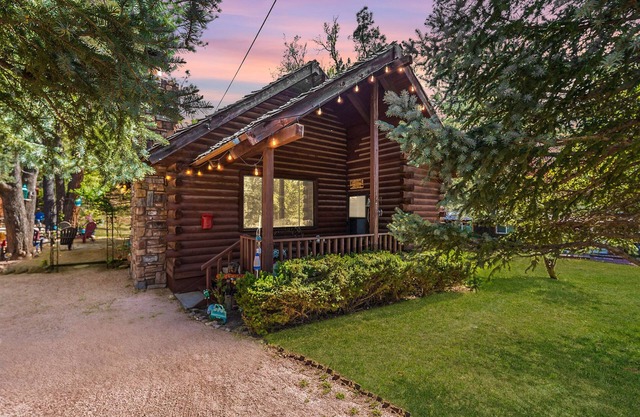 Charming D-Log Cabin w/ Cozy Casita & Private Hot Tub in the heart of Strawberry
