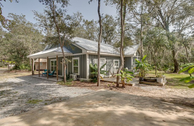 Charming Darien Hideaway w/ Porch, Near Downtown!