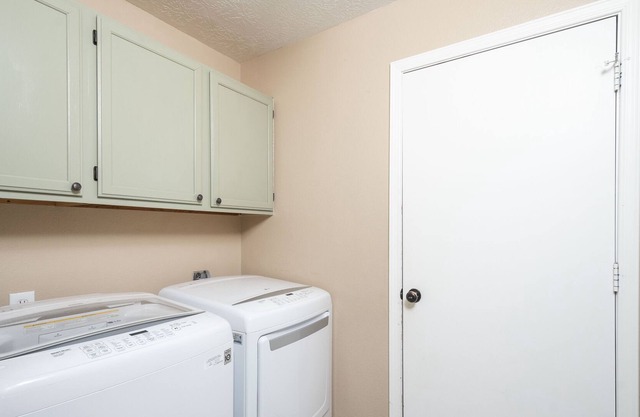 Charming desert oasis- Conveniently located near NMSU, golf course, and highway.