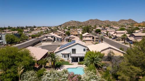 Charming Desert Stay - Sparkly Pool - Fast Wi-Fi - Grill & Fire Pit