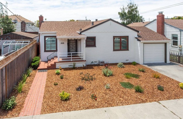 Charming Detached House w/parking/King bed/W&D - walk to the beach!
