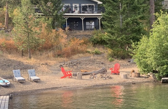 Charming Direct Lakefront 5BR Home With Stunning Views @ Coeur d’Alene