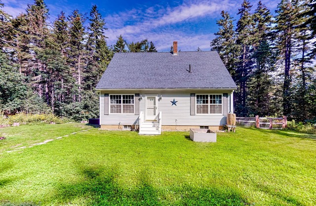 Charming dog-friendly cottage near beach with firepit, patio, & W/D