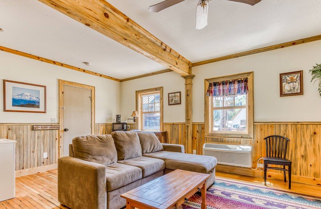 Charming dog-friendly cabin with kitchenette, patio, & close to attractions