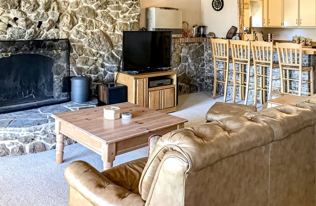 Charming dog-friendly mountain getaway w/ hot tub, fireplace, W/D, & great views