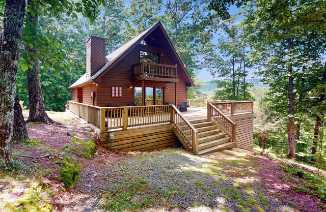 Charming dog-friendly house with hot tub and gas fireplace