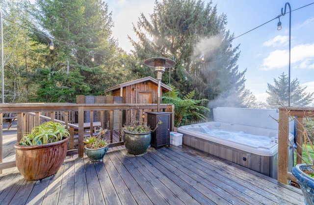Charming dog-friendly home with fireplace, pool table & access to fitness room