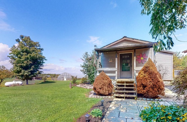 Charming dog-friendly home with firepit, kayaks, full kitchen, & washer/dryer