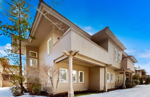 Charming dog-friendly retreat near skiing/golf with views & fireplace