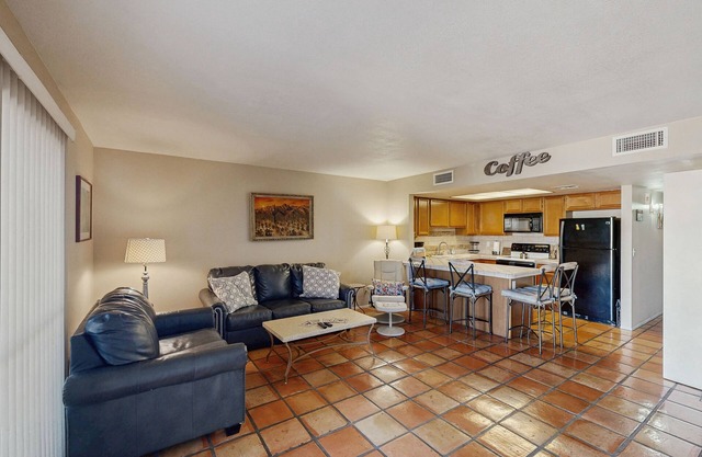 Charming Dog Friendly Townhome with Stunning Views, Shared Pool & Hot Tub